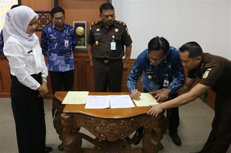 Infopublik Bupati Gresik Dan Kajari Tandatangani Kesepakatan