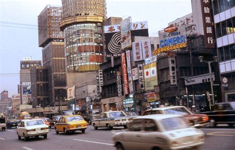 53年前の銀座の風景。 1970（昭和45）年3月（または4月）にmanny Santosが中央区銀座4丁目で撮影したカラー写真。 写真内の