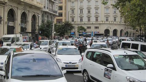 Una Caravana De Taxis Recorre El Centro De Valencia Contra Los Tratados De Libre Comercio Del