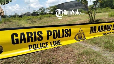 Mayat Perempuan Berkerudung Hitam Ditemukan Membusuk Di Parit Desa