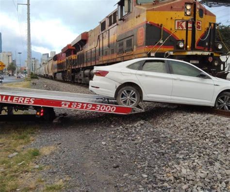 Impacta Tren A Auto Averiado