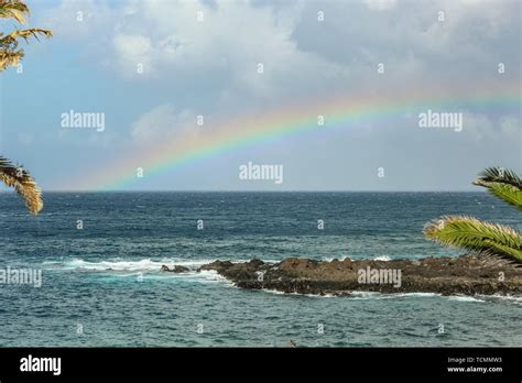 Vista De La Playa De La Arena Y El Arco Iris Sobre El Mar El Fen Meno