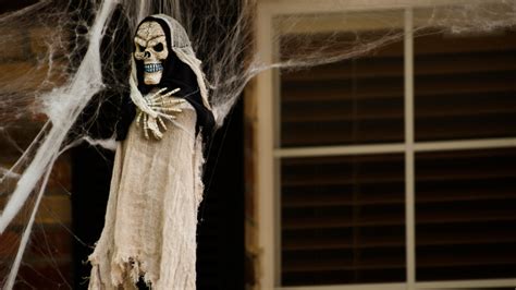 Scary Halloween Decorations: Terrify Your Guests with These 10 Spooky ...