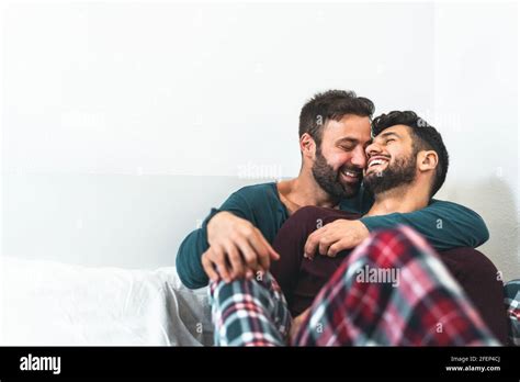 Couple Gay Heureux Ayant Des Moments Tendres Dans La Chambre Homosexuel Notion De Relation D