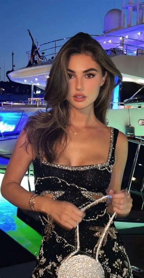 Pin By Demon On Close Brunette Beauty Celebrity Outfits Model