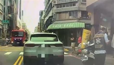 車停於路中駕駛不動警急救援原是酒駕睡著了