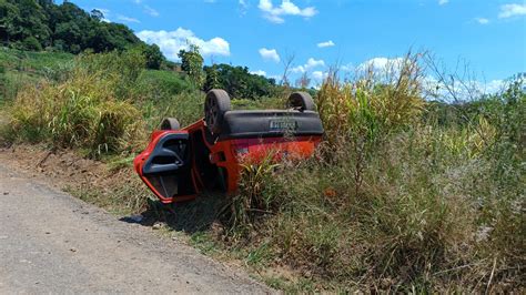 Mulher fica ferida em saída de pista e capotamento no Bairro dos