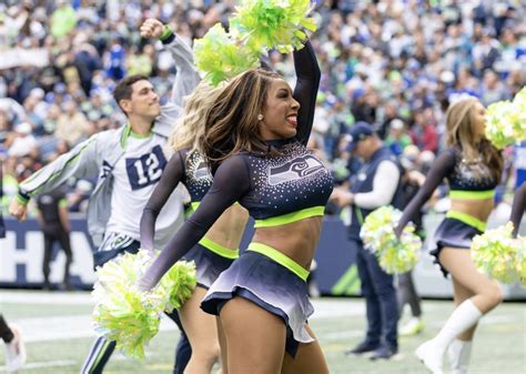 Seahawks Cheerleader Goes Viral During Monday Night Football Win - The Spun