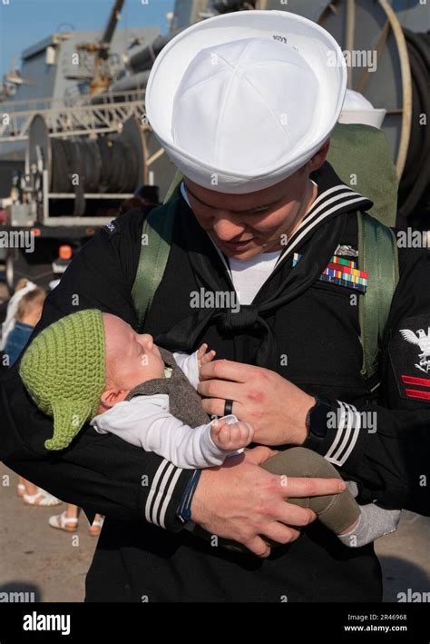 NORFOLK Va Robert Heinke Asignado Al Crucero De Misiles Guiados USS