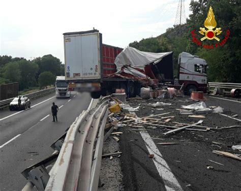 Tir Sbanda In A4 Perde Il Carico E Finisce Di Traverso Sulla