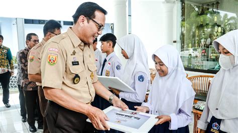 Serahkan Beasiswa Bagi 1 500 Pelajar Bupati Ciamis Tidak Harapkan Ada