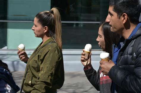 Familias Chihuahuenses Disfrutan de un Día Soleado en el Centro de la