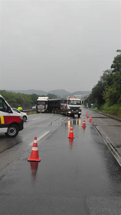 Carreta fica atravessada em rodovia de Araçariguama após motorista