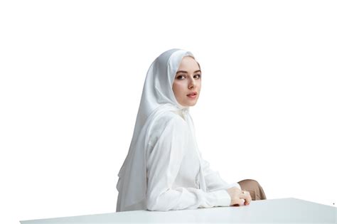 Retrato de mulher usando hijab PSD Grátis