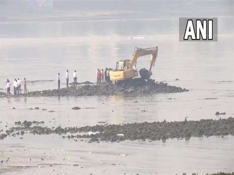 Mumbai Bmc Razes Dargah In Mahim After Raj Thackeray Complaint