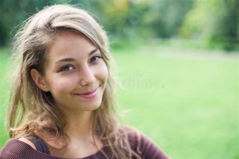 Mooie Jonge Gelukkige Brunette Met Een Grote Glimlach Stock Foto Image Of Groen Jeugdig