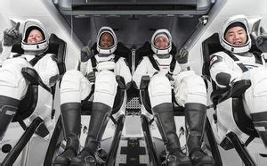 SpaceX Y Su Primer Viaje Comercial Al Espacio Para Civiles CHIC Magazine