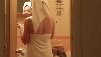 Chica amateur real con tetas increíbles y coño hermoso recibe una follada dura por el culo