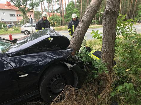 Bilder Von Erlangen Unfall In Dechsendorf Auto Prallt Gegen Baum