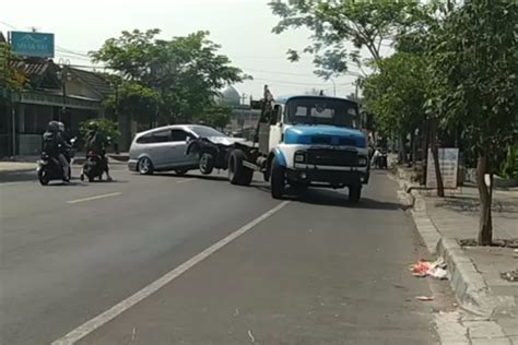 8 Kendaraan Terlibat Kecelakaan Karambol Di Mendut Seorang Korban Staf