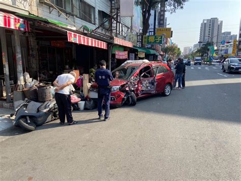 影 男駕車「恍神」擦撞對向大貨車 左車身板金被削掉失控再撞3汽機車