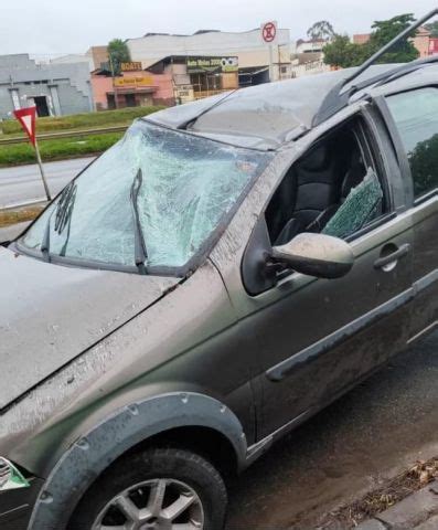 Carro Capota Ap S Passar Por Buraco Na Mg