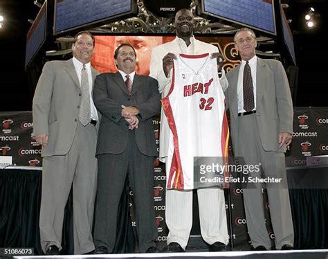 741 Shaquille Oneal Holding Stock Photos High Res Pictures And Images