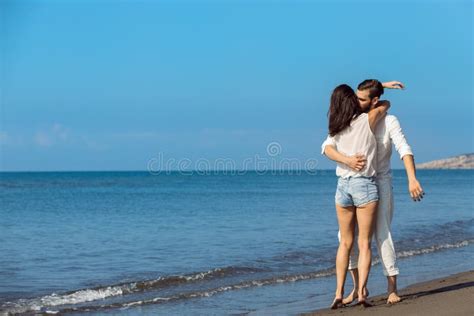 Romance Im Urlaub Paare In Der Liebe Auf Dem Flirtenden Strand