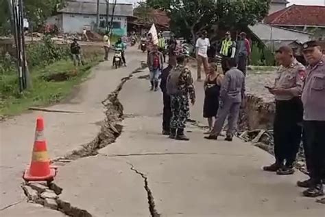 Dampak Cuaca Hujan Jalan Penghubung Antardesa Di Bojongmangu Amblas