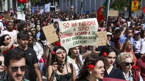 Portugueses celebram 50 anos da revolução dos cravos