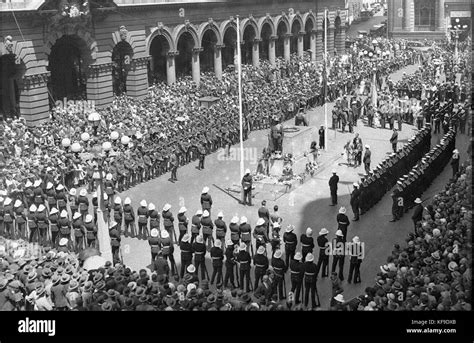 51062 Anzac Day Ceremony At Cenotaph Martin Place Stock Photo Alamy