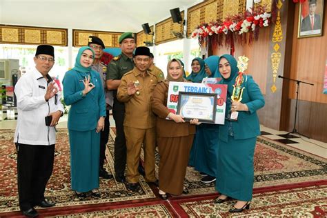 Bupati Kasmarni Serahkan Hadiah Pemenang Lomba Hkg Pkk Tingkat