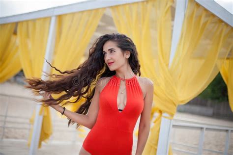 M Oda Pi Kna Kobieta W Czerwonym Bikini Z D Ugi K Dzierzawego W Osy Pozowa Obraz Stock Obraz