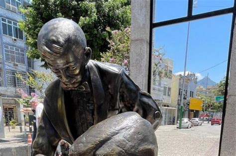 Estátua de Noel Rosa é reinaugurada em Vila Isabel