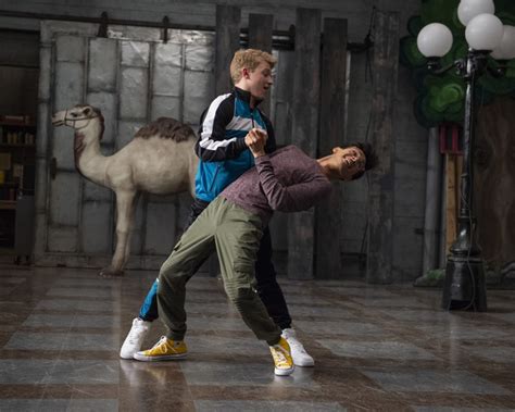 Disney Leva Agenda Lgbt Para O Pr Ximo N Vel E Adiciona Romance Gay Adolescente Em Nova S Rie