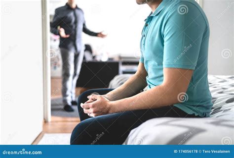 Casal Gay Lutando Bravo E Triste Homem Crise E Estresse Irm Os Em Conflito Ou Amigos