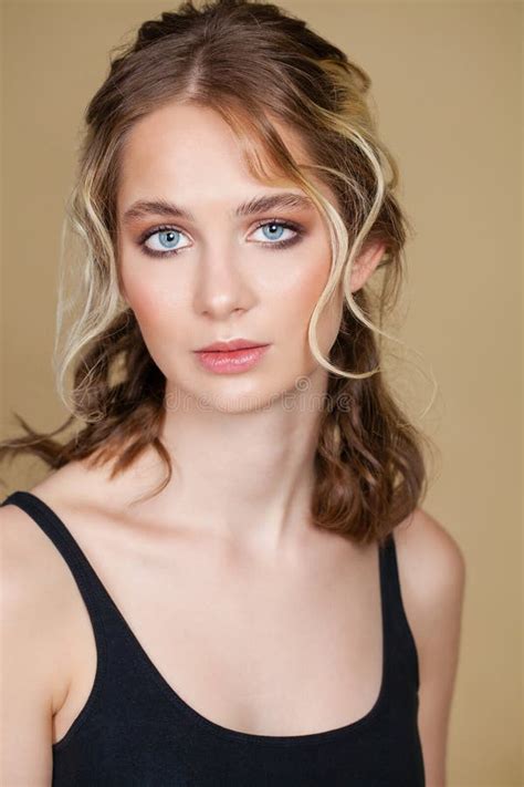 Make Up Beauty Close Up Beautiful Brunette Fashion Girl Stockfoto Bild von glücklich