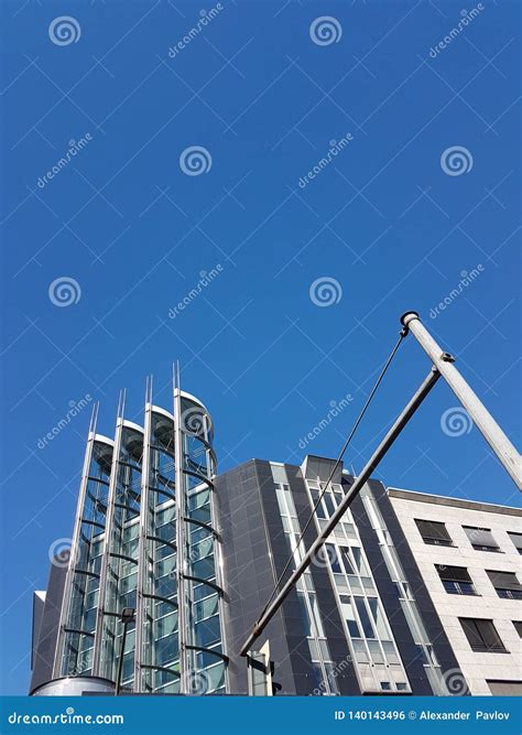 Architectuur Moderne Uitbreiding Aan Het Oude Gebouw Met Een Lantaarnpaal Stock Foto Image Of