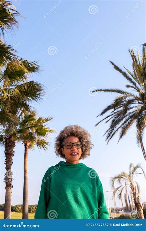 Joven Latina Con Gafas Al Lado De Las Palmeras Foto De Archivo Imagen De Alegre Fresco