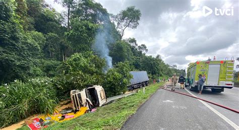 Acidente Entre Dois Caminh Es Na Serra Do Mar Deixa Tr Fego Em Meia