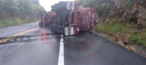 Una pipa cargada con combustible volcó en la autopista Valles Rayón