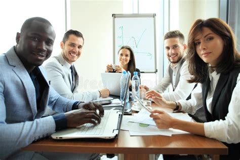 Empresários E Executivos Da Conferência Na Sala De Reunião Moderna Foto