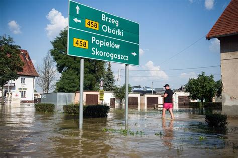 Rusza infolinia dla powodzian Można prosić o pomoc i deklarować ją