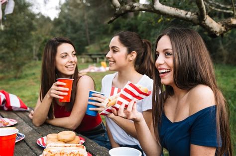 Les Filles Passent Du Temps Dans Le Parc Photo Gratuite