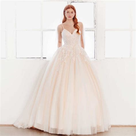 Brautkleid in Nude im Prinzessschnitt mit 3D Spitze herzförmigem Ausschnitt und