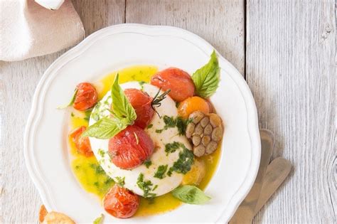 Burrata Avec Tomates R Ties Et Mulsion De Basilic Recettes Du Qu Bec