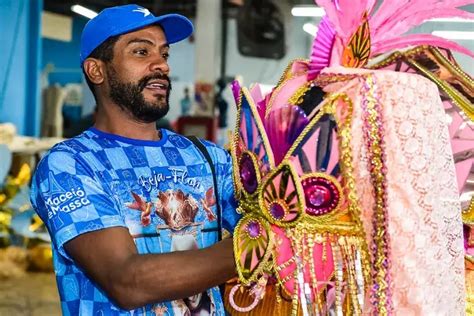 Ator Samuel Assis Ser R S Gonguila No Desfile Da Beija Flor De