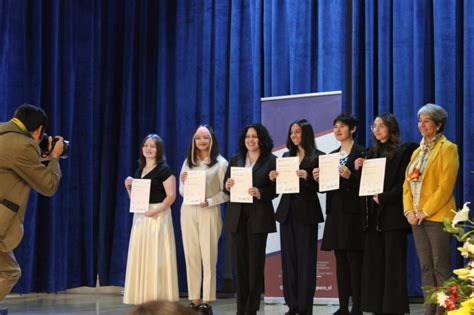 Galer A Estudiantes Reciben Sus Certificaciones De Ingl S Cambridge