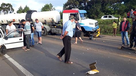 Colisão frontal entre carro e carreta deixa ferido na BR 470 em Campos