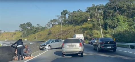 Carros Se Envolvem Em Acidente Na Rodovia Mogi Dutra Mogi Das Cruzes